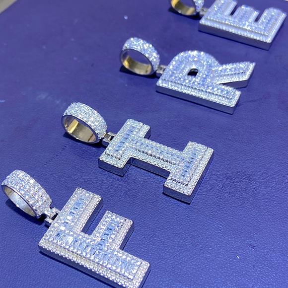 𝕮𝖗𝖞𝖘𝖙𝖆𝖑 𝖎𝖓𝖎𝖙𝖎𝖆𝖑𝖘 𝖆𝖛𝖆𝖎𝖑𝖆𝖇𝖑𝖊 𝖎𝖓 𝖆𝖑𝖑. - Picture 1 of 2